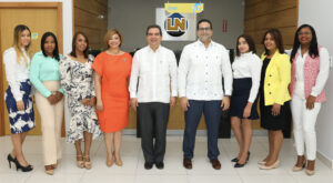 Gustavo Zuluaga Alam, Claudia Espinal, Marcos E. Medrano Valdés junto al personal de la nueva sucursal. FUENTE EXTERNA