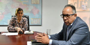 El director de Operaciones de la Caasd, Luis Salcedo y la titular de la Unidad Ejecutora de Proyectos, Marcel Ríos. Danny Polanco