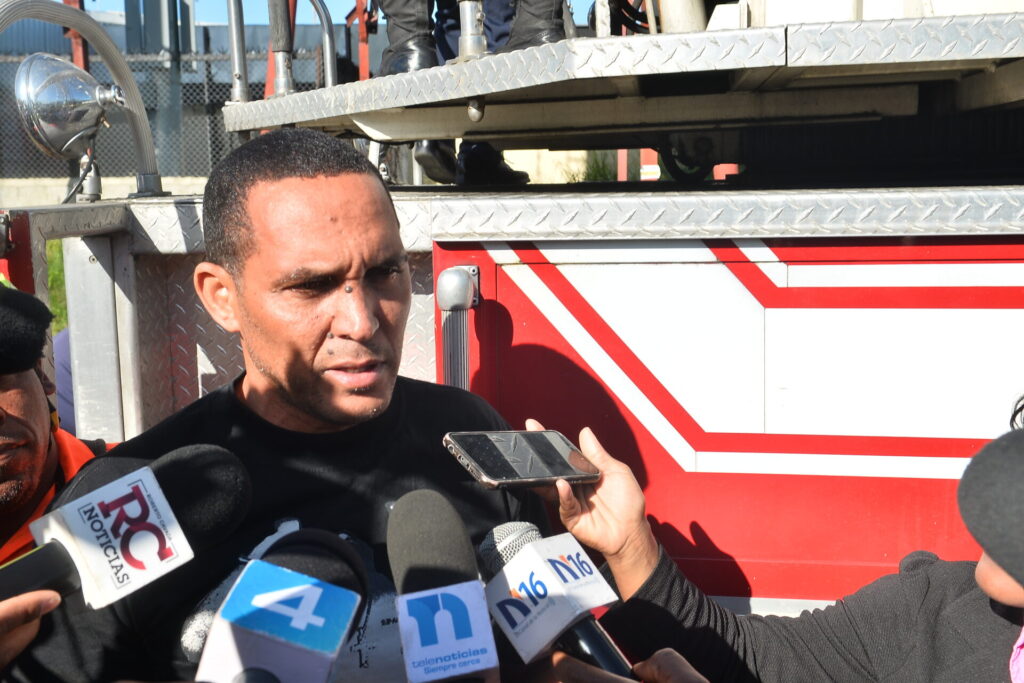 Conversando con los medios de comunicación luego de vajar de la torre de luz del Estadios Quisqueya.