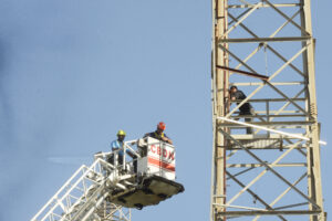 Hombre intenta lanzarse de una torre de luz del Estadio Quizqueya