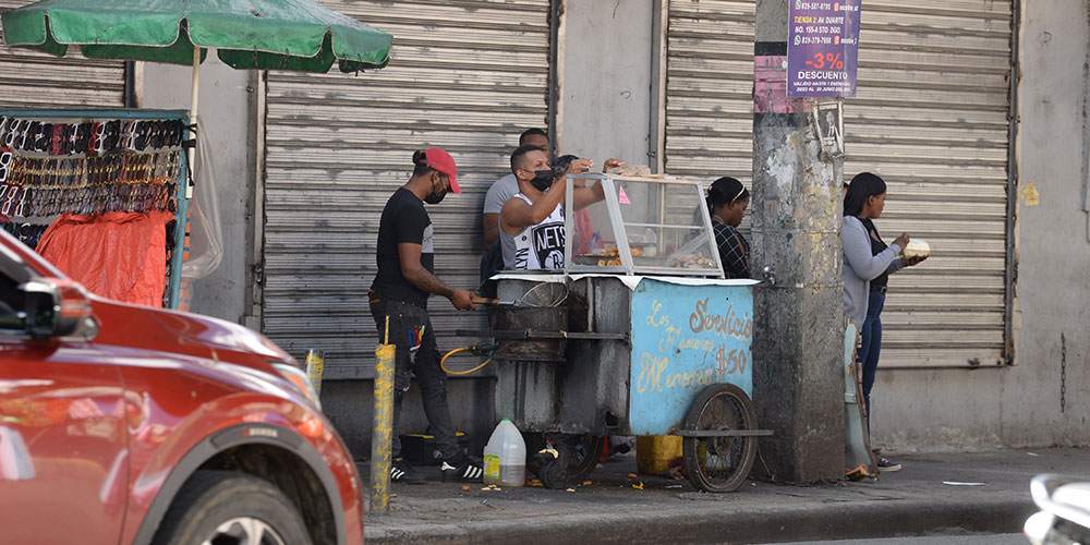 Los negocios informales de venta de comidas suelen encontrarse en los barrios carenciados. Johnny Rotestán