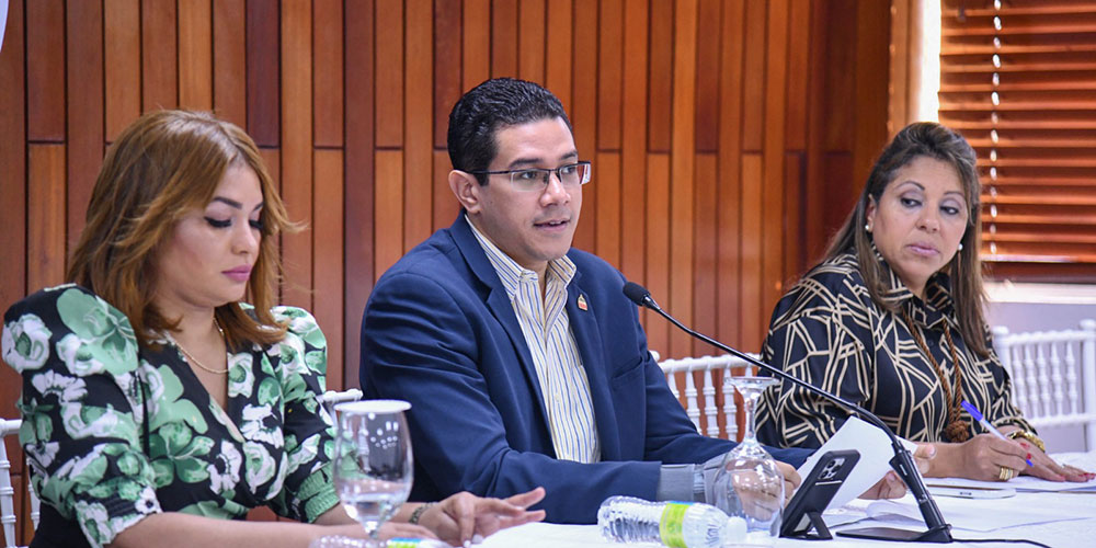El viceministro Eladio Pérez y otras autoridades hablaron sobre la enfermedad. Fuente externa