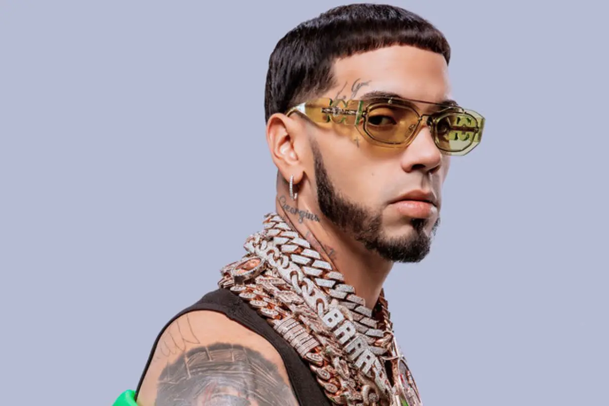 Anuel AA pierde las neuronas tratando de escribir "gimnasio"