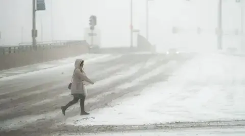 Tres muertos y unos 1.900 vuelos cancelados por tormenta en EE.UU.