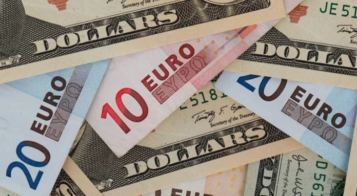 El euro supera los 1,10 dólares pero cae de nuevo