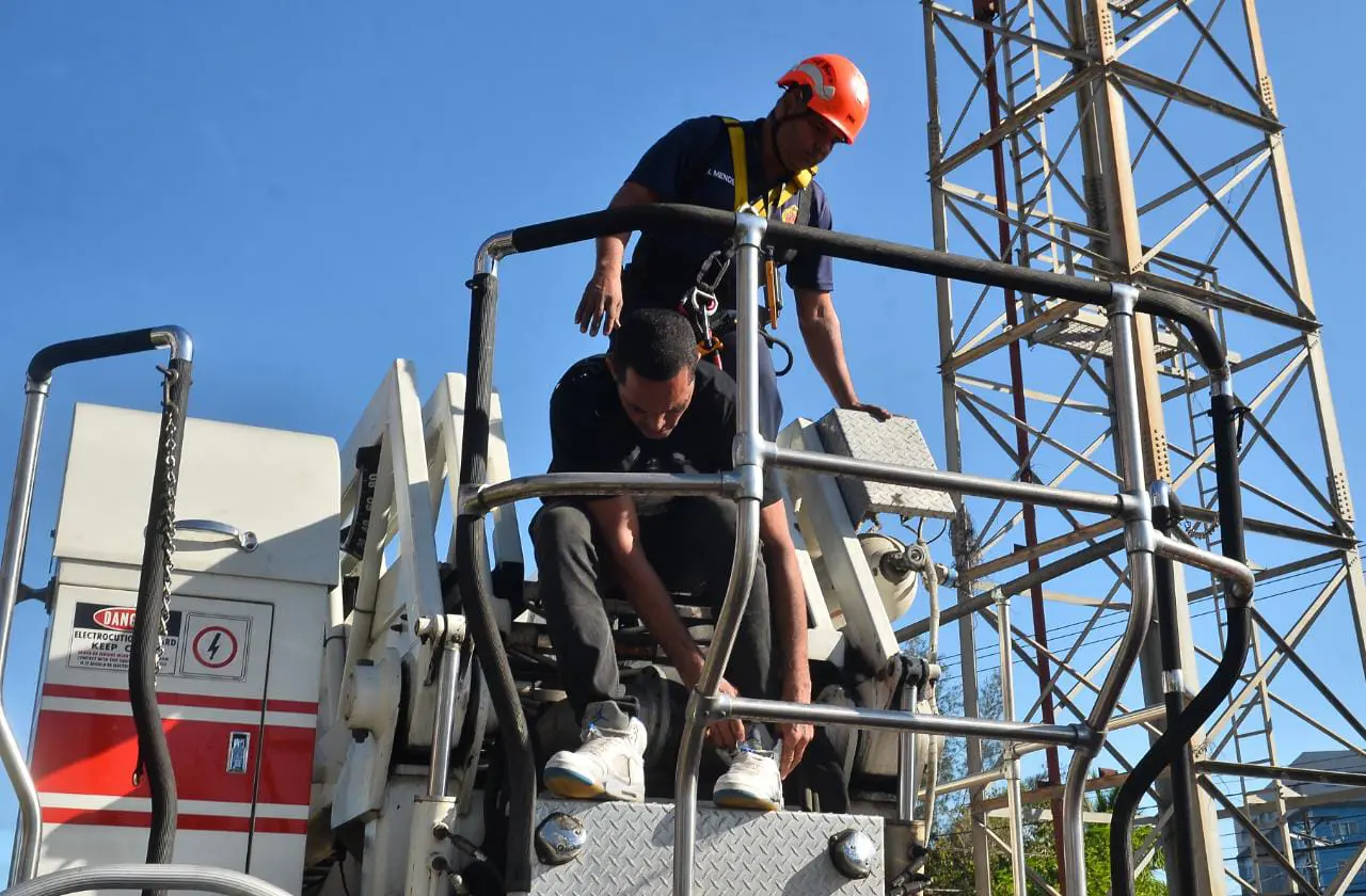 Rescatan hombre amenazaba con lanzarse de torre de luz del Estadio Quisqueya