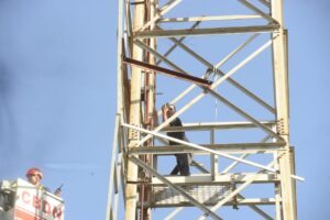 Hombre amenaza con lanzarse de torre de luces del Estadio Quisqueya