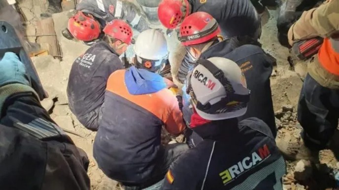 Rescatan dos mujeres tras más de 200 horas entre escombros en Turquía