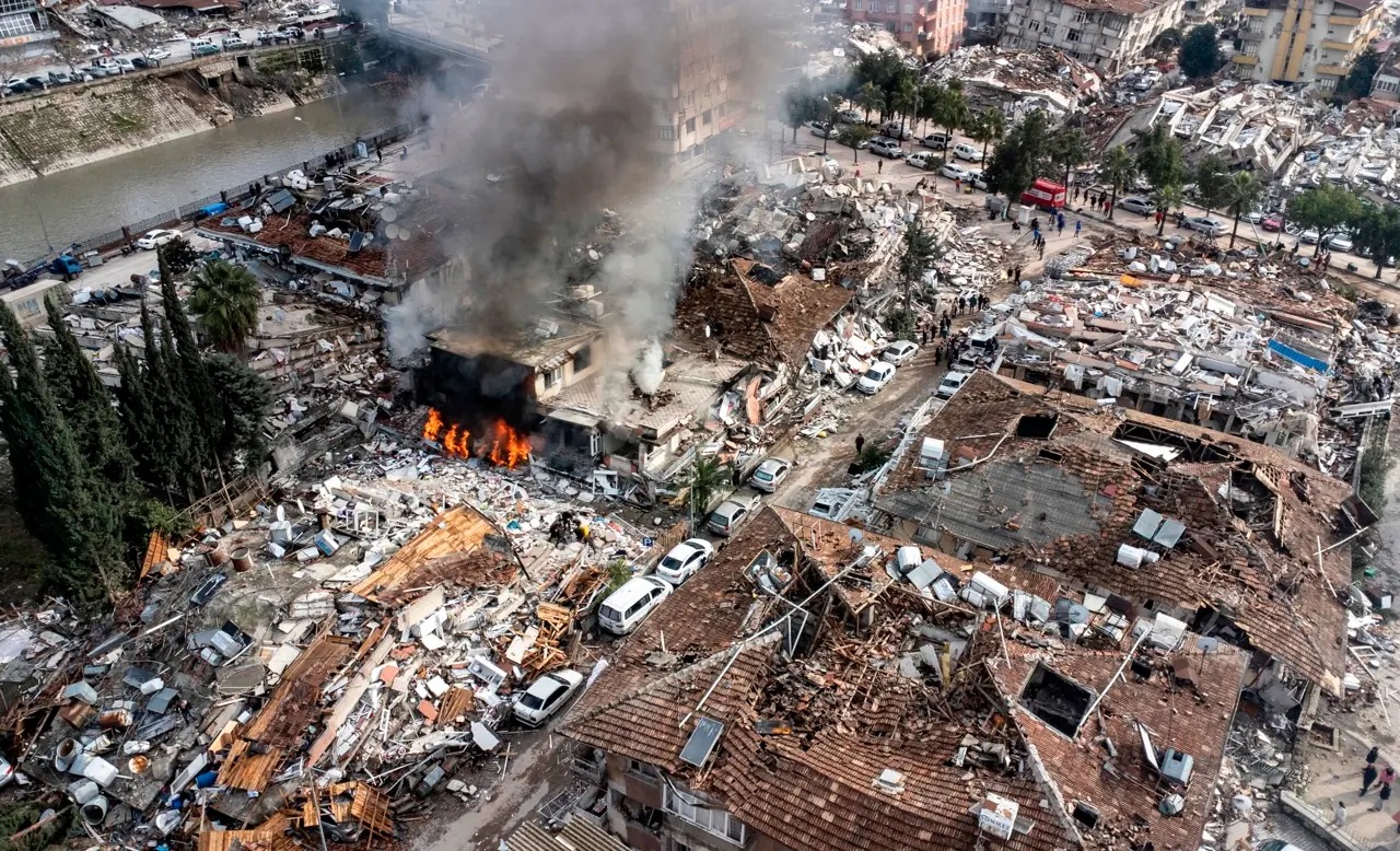 Turquía planea derribar inmediato 50.000 edificios dañados en terremoto