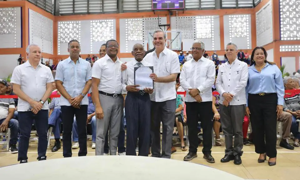 Abinader inaugura escuela y entrega títulos de propiedad en SDE