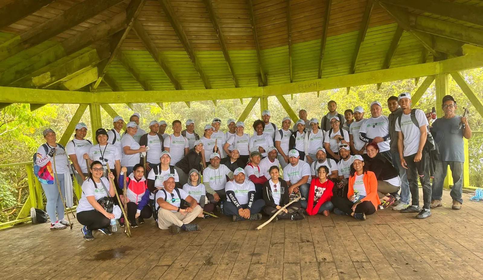 Colaboradores Aeropuerto Cibao interactúan con la naturaleza