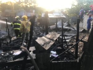 Fuego reduce a cenizas pensión en Villa Vásquez; PN investiga el hecho