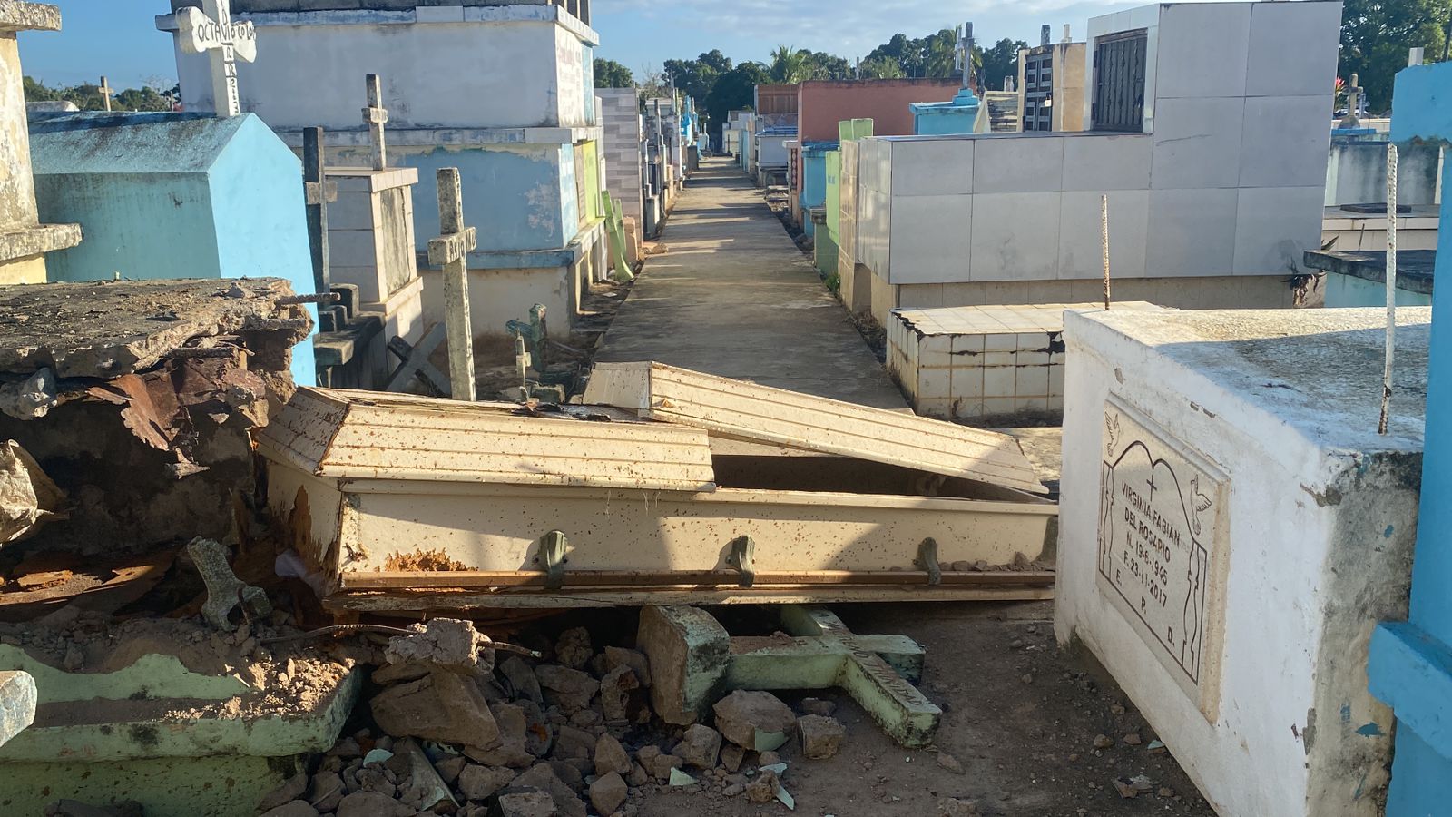 Desconocidos profanan tumba en cementerio de Monte Plata