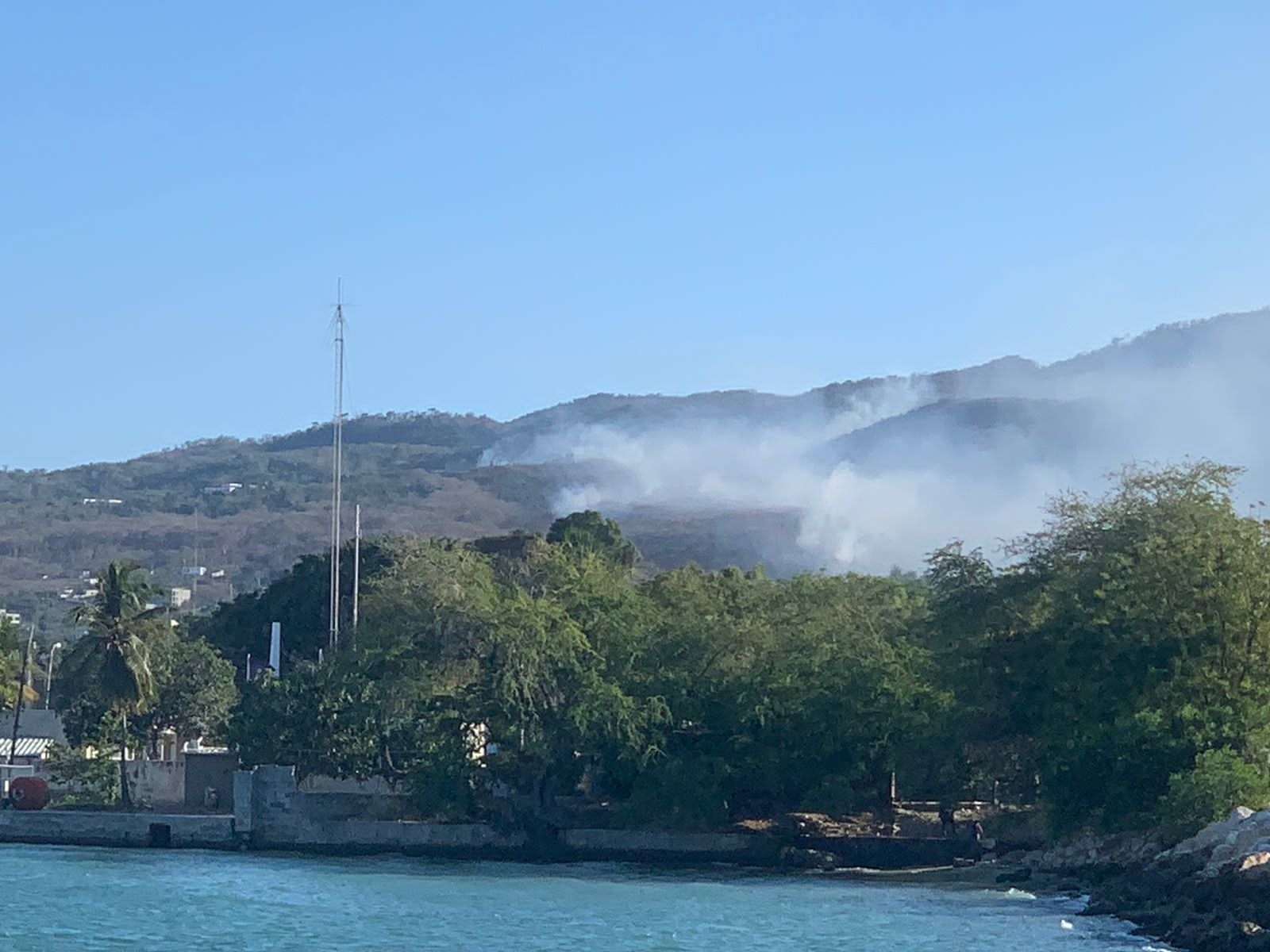 Humareda en loma de Barahona preocupa a los comunitarios FOTO: Àngel Leonardo Mercedes