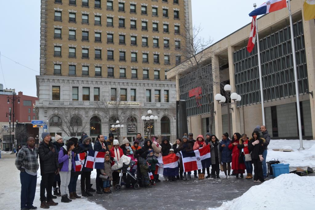 Alcaldía Winnipeg Manitoba iza por primera vez bandera dominicana