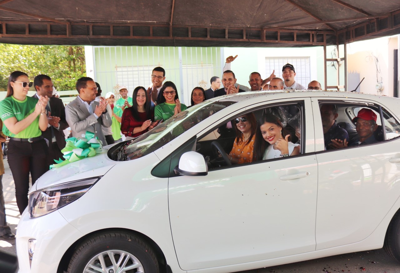 Coopsano entrega carro 0 kilómetro a socia ganadora en Esperanza