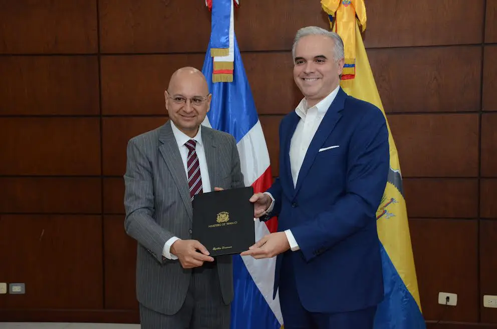 El ministro de Trabajo y presidente del CNSS, Luis Miguel De Camps García y el embajador de la República del Ecuador en República Dominicana, Santiago Martínez Espíndola, durante la firma del acuerdo.