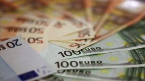 El euro roza los 1,08 dólares antes de la decisión de la Reserva Federal