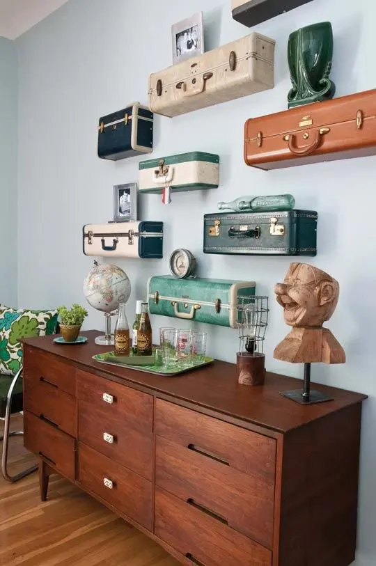 Decoración de estantería con maletas