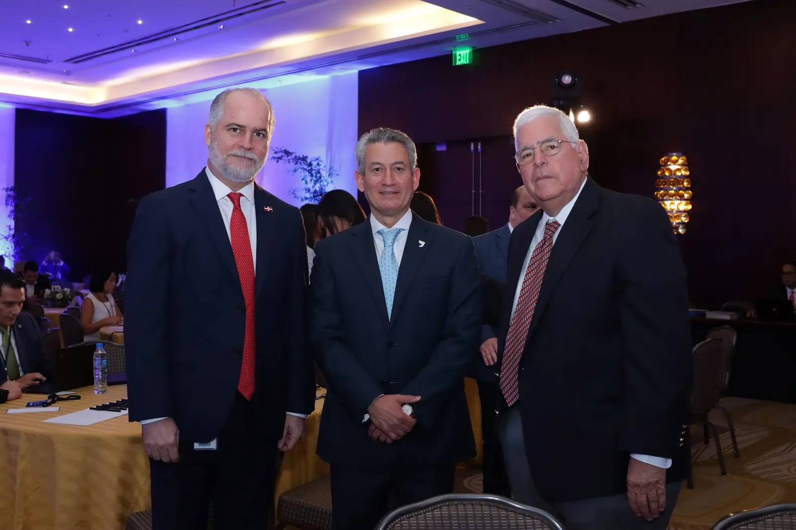 Alejandro Fernández, superintendente de Banco; James García, presidente de CADOAR y José Mallén, expositor del congreso.