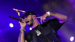 Anuel AA reconfirma su soltería y hace un guiño a Karol G en pleno show