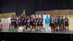 Los Bulldogs de New Horizons y LAM School que obtuvieron el primer y segundo lugar en el torneo colegial del March Madness Roberto Eduardo Mata, in Memoriam.