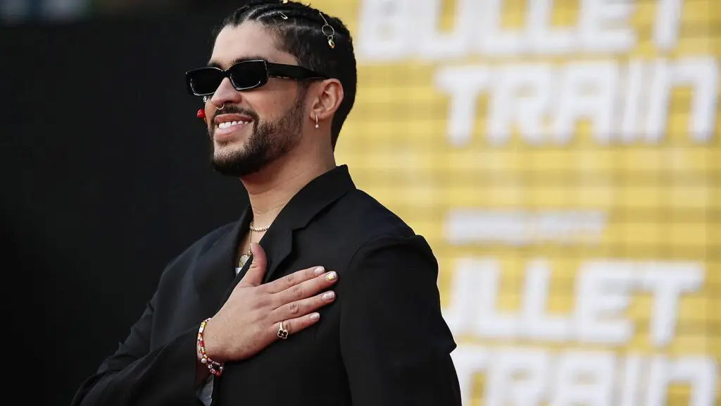 Bad Bunny recibe demanda millonaria de su exnovia