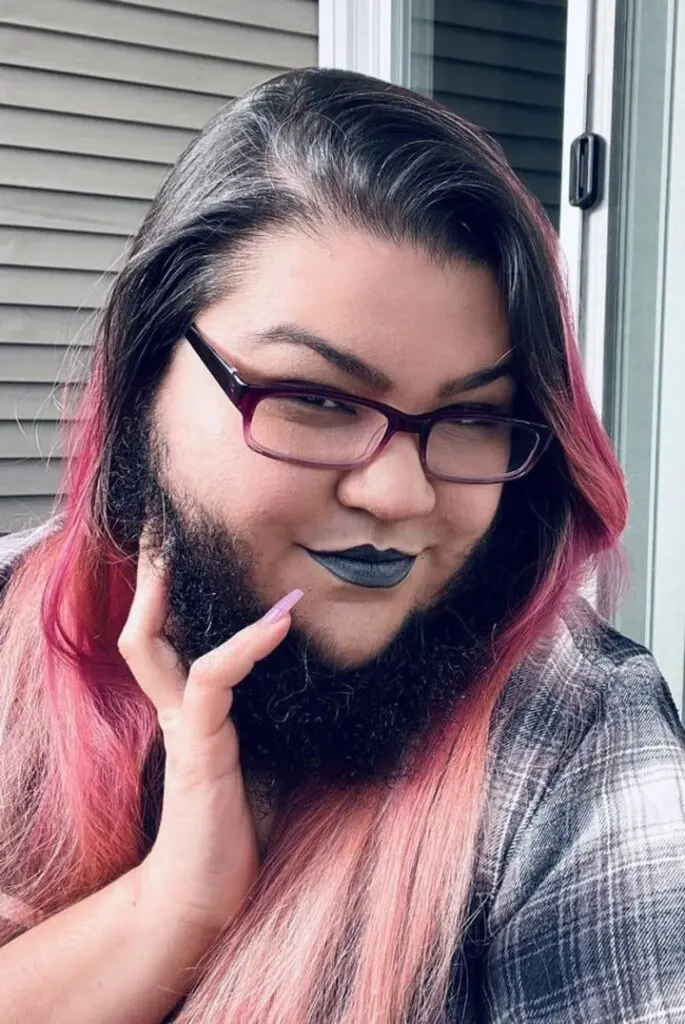 No se afeita desde hace un año y se siente hermosa con su barba