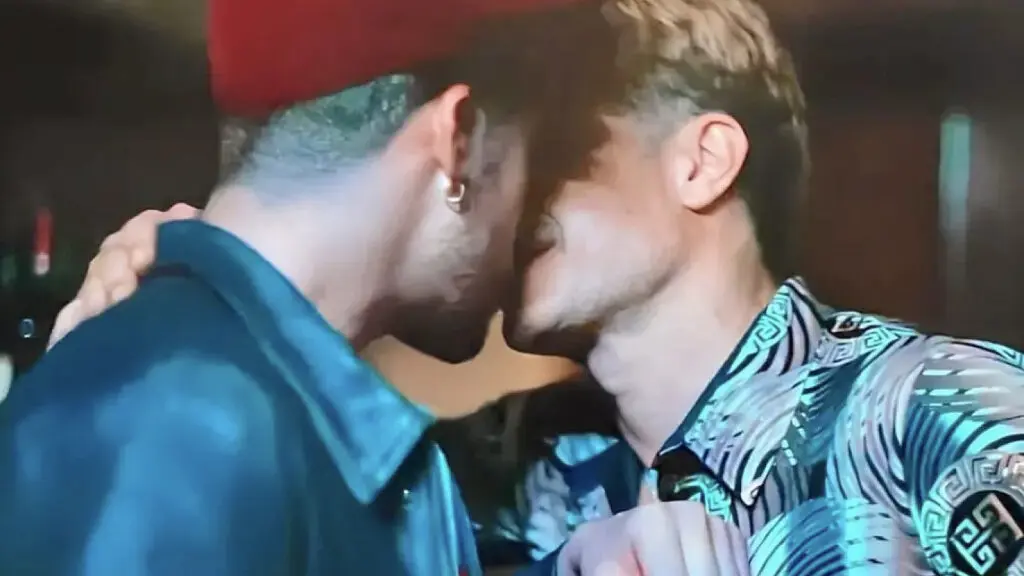 Madre de García Bernal habla del "apasionado" beso de su hijo con Bad Bunny