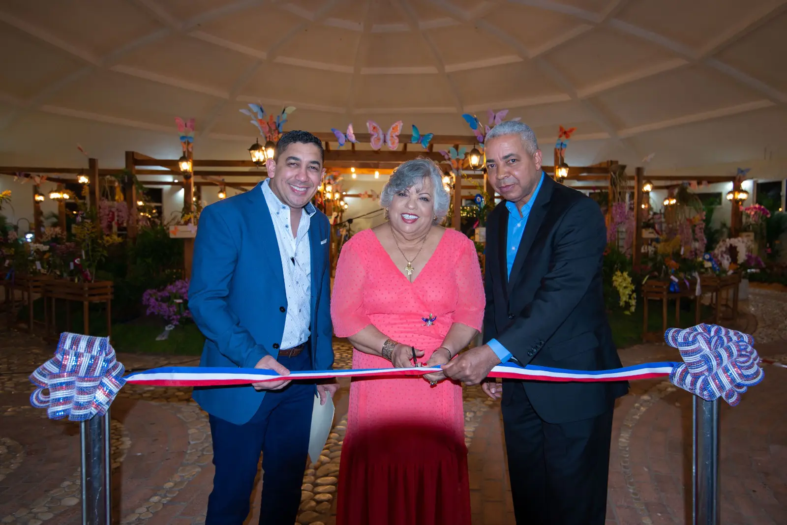 Manuel Aybar, Maritza Camacho y Pedro Suárez cortan la cinta que deja inaugurada la exposición de orquídeas. FUENTE EXTERNA