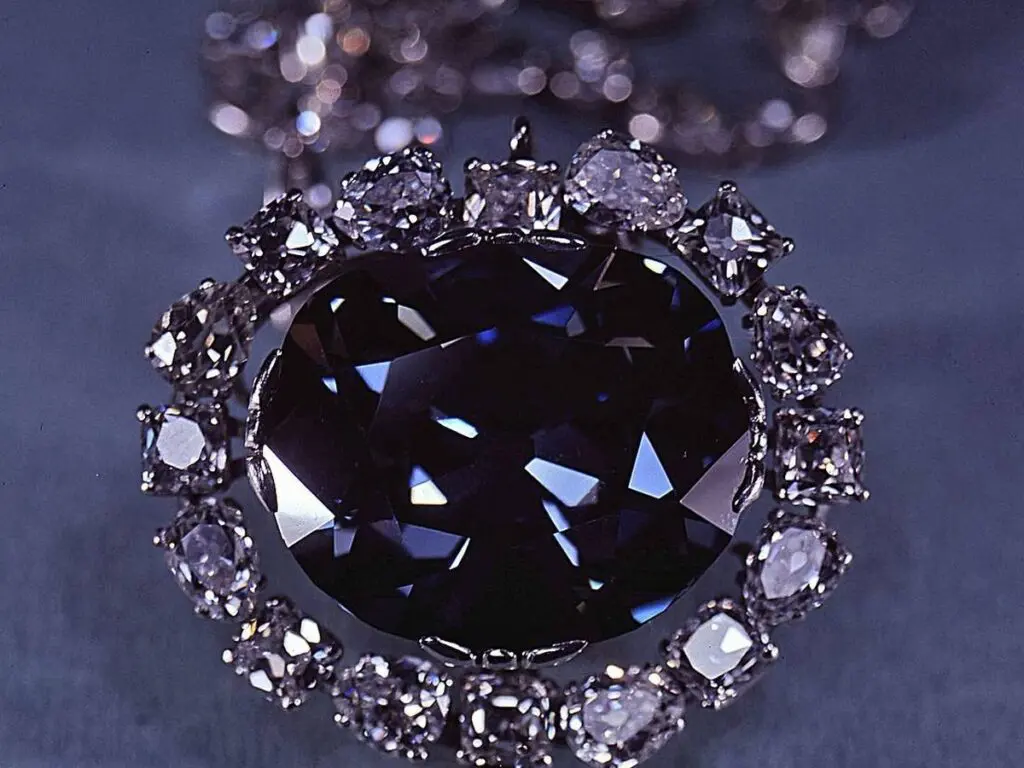 EL DIAMANTE HOPE es una joya con un pasado siniestro, con un peso de 45.52, quilates y con un valor aproximado a los 250 millones de dólares americanos.