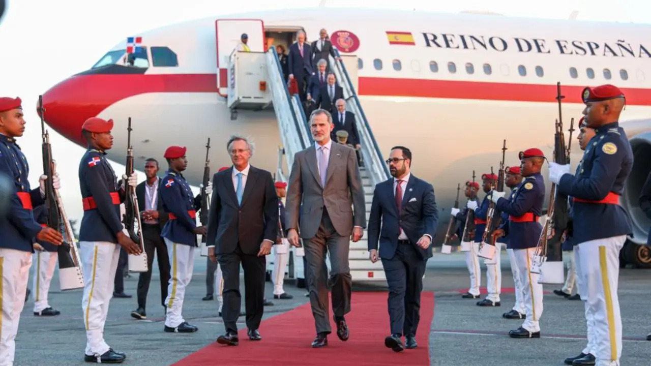 VIDEO: Empleado del AILA se saltó el protocolo con el rey de España