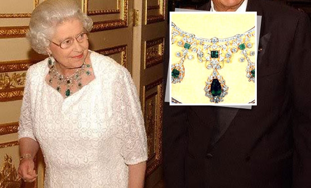 Este collar tiene 41 centimetro de largo y una caída de 10 cms, es considerado una de las joyas favoritas de la reina Isabel II.