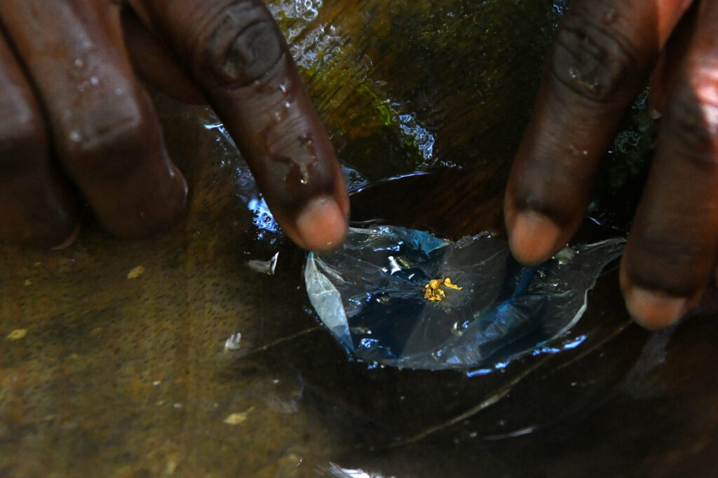 Las mineras encuentran el oro debajo de una piedra que le llaman laja.