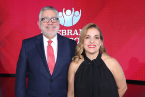 Enrique Valdez y Pierina Pumarol durante la entrega de premios. FUENTE EXTERNA