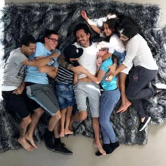 ¿Cuánto paga Marc Anthony por la manutención de sus seis hijos?