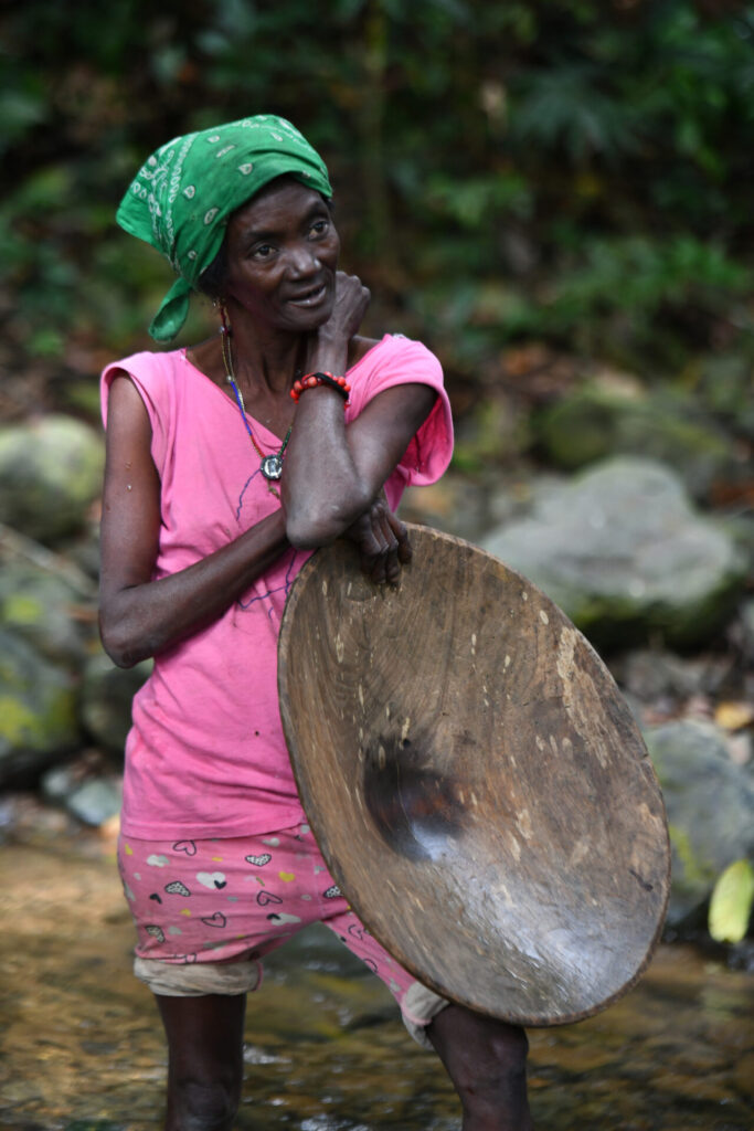 Mujeres que valen oro y se dedican a la minería aluvial en Villa Altagracia (2)