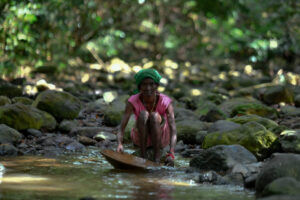 Mujeres que valen oro y se dedican a la minería aluvial en Villa Altagracia