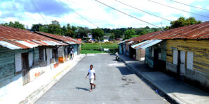 Al vivir en el borde del río Isabela, los lugareños de La Zurza están expuestos a la enfermedad viral. Félix de la Cruz