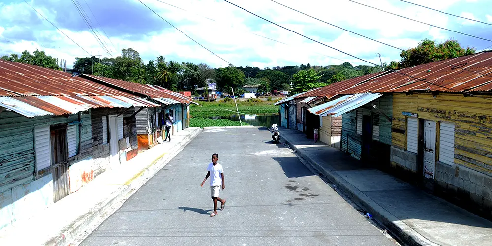 Al vivir en el borde del río Isabela, los lugareños de La Zurza están expuestos a la enfermedad viral. Félix de la Cruz