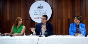 El viceministro de Salud Colectiva, Eladio Pérez, junto a otros actores del sector sanitario. Félix de la Cruz