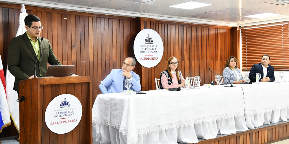 Representantes del órgano rector de la salud en medio de la tradicional rueda de prensa de la entidad. Fuente externa