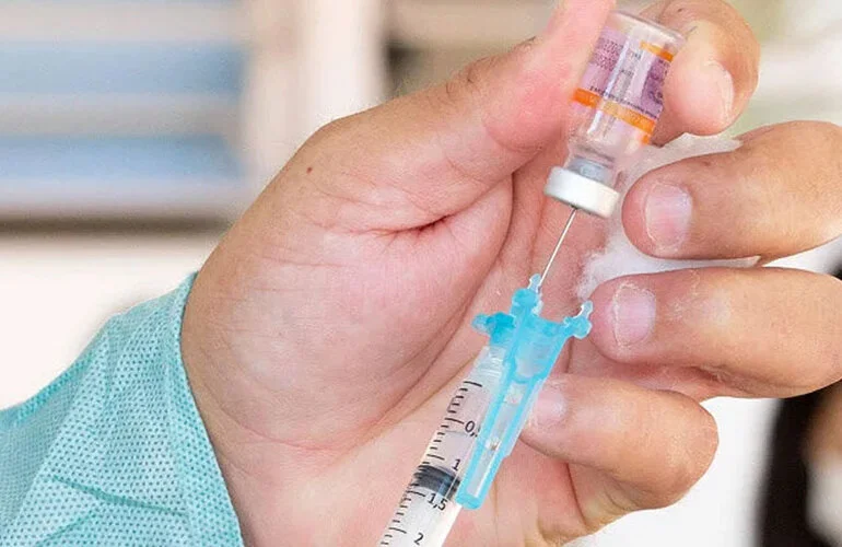 OPS no contempla inclusión de vacuna COVID a esquema inmunización