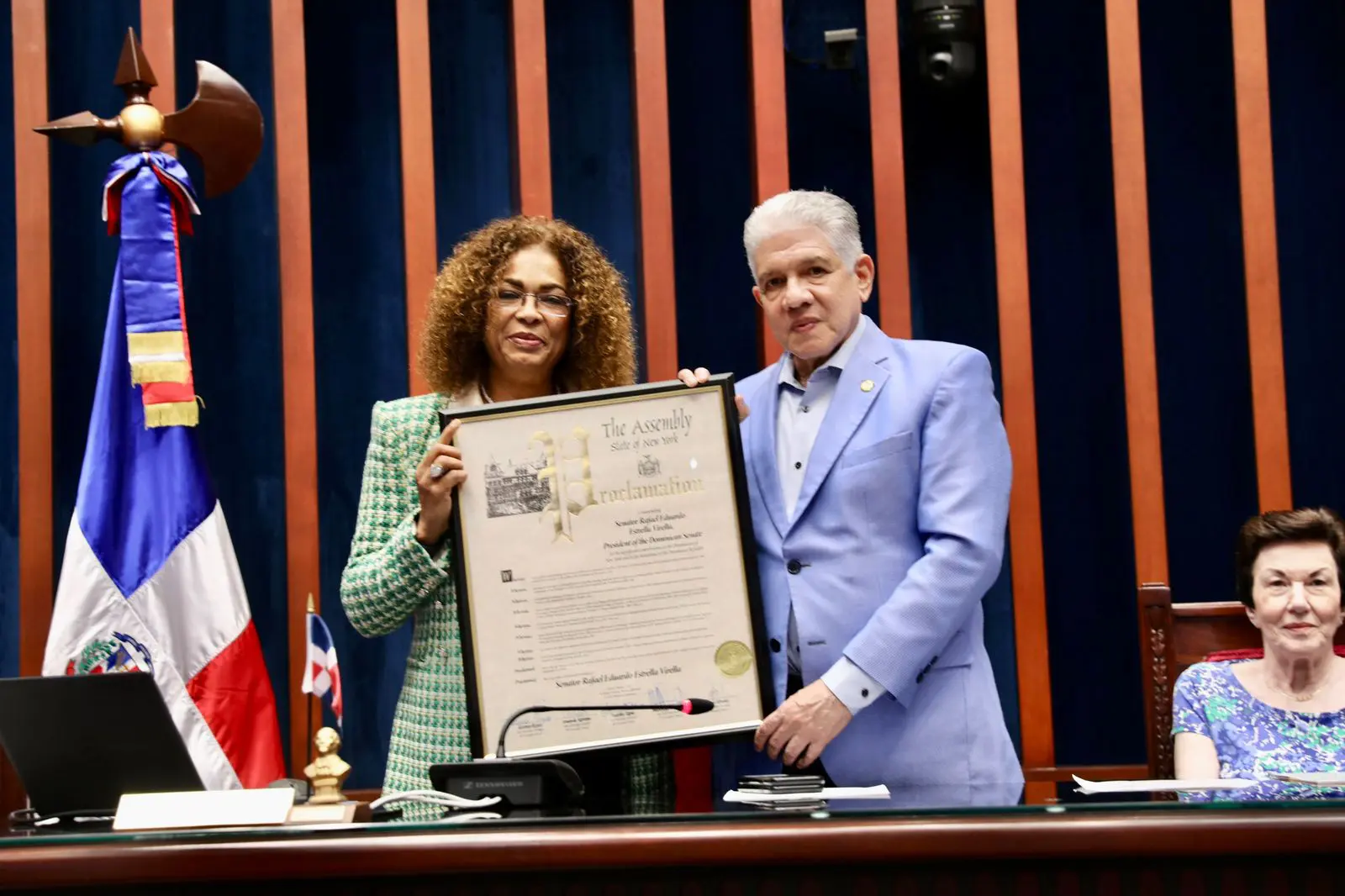 La Asamblea del Estado de Nueva York reconoce al presidente del Senado