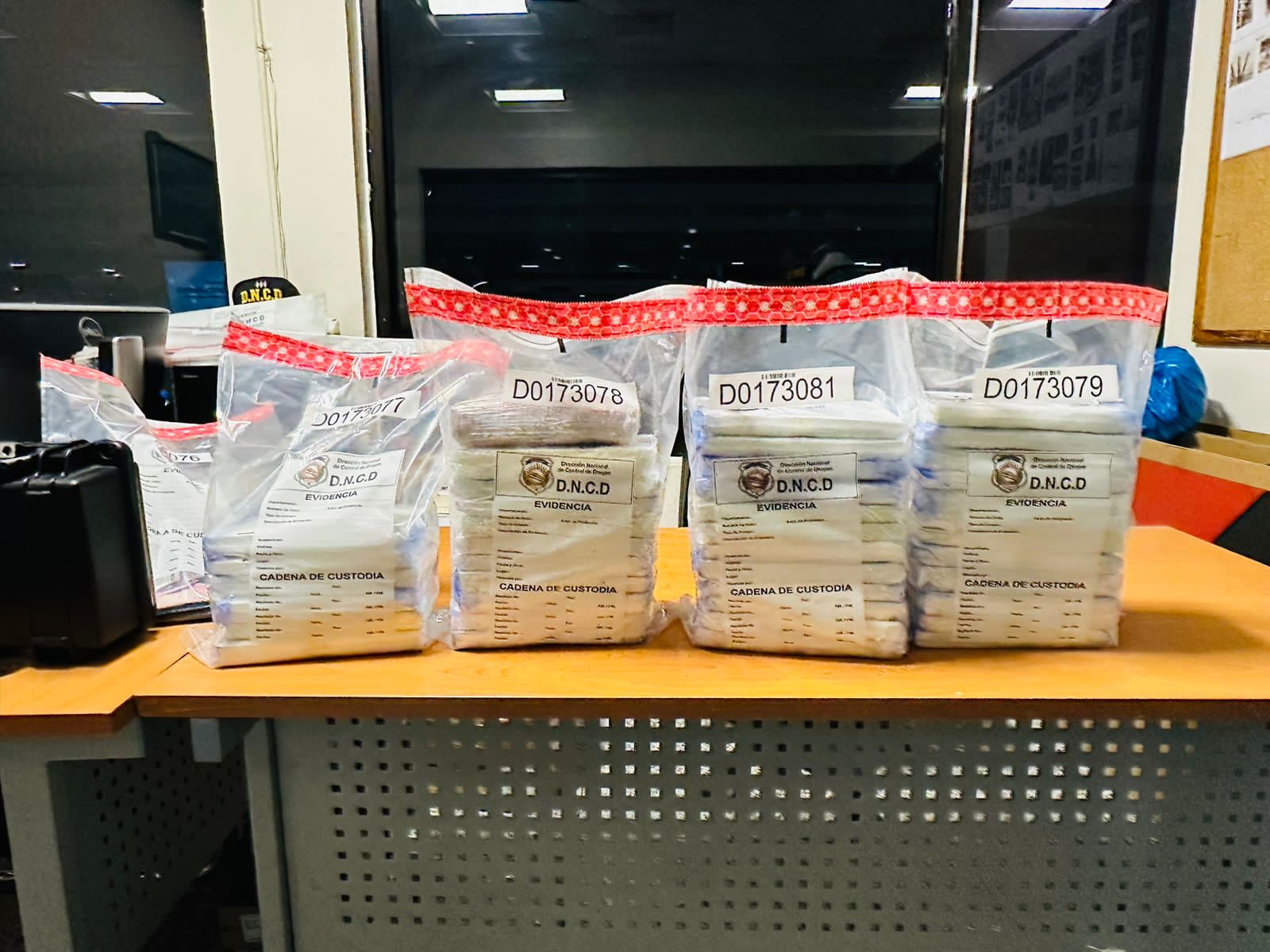 Ocupan en el AILA 41 paquetes de presunta cocaína