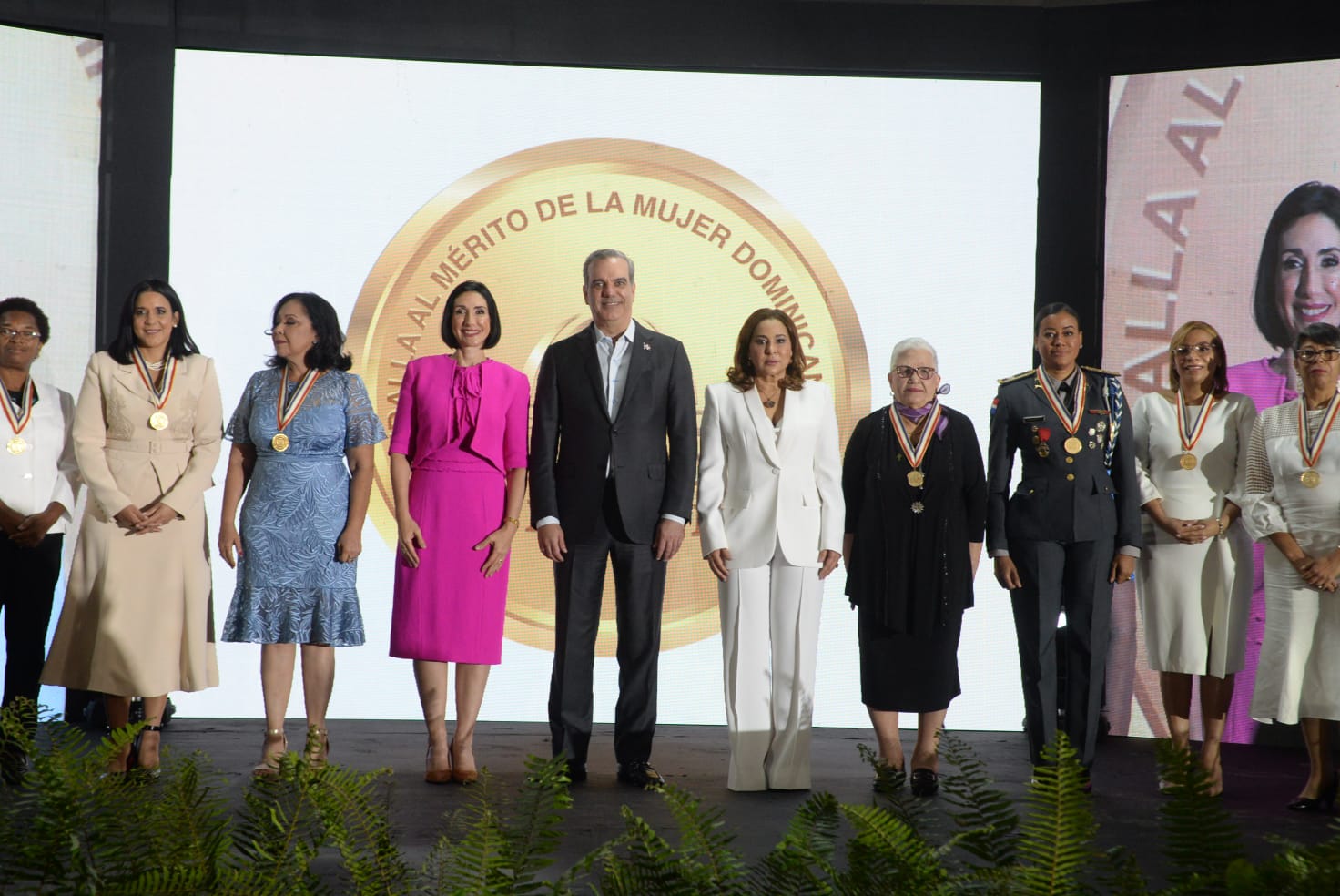 Abinader y ministra entregan Medalla al Mérito a 14 dominicanas