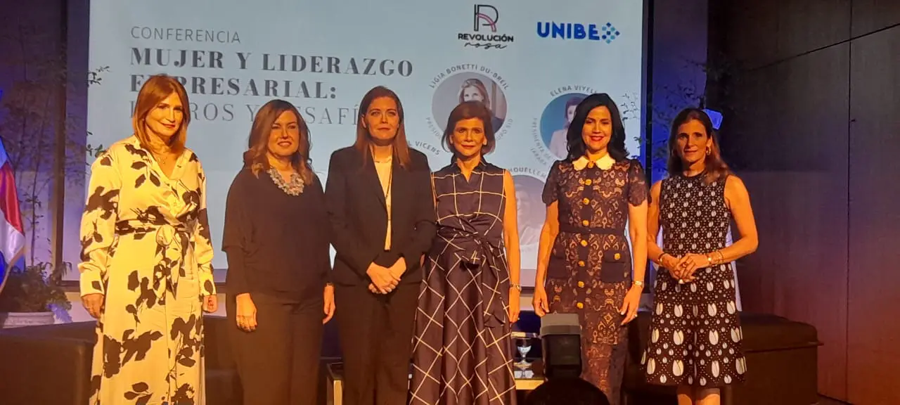 A la derecha se encuentra Ligia Bonetti, Marisol Vicens, Elena Viyella, y Lucile Houellemont. junto a las panelistas Circe Almanzar y Aída Mencía Ripley