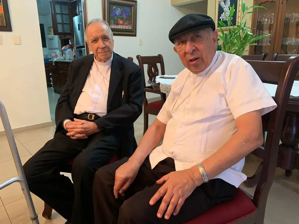 Cardenal visita a arzobispo emérito de la Rosa y Carpio