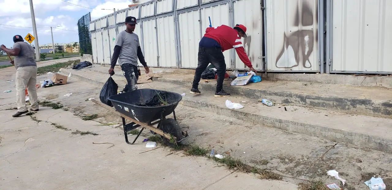 Intervienen áreas de diversos residenciales en Ciudad Juan Bosch