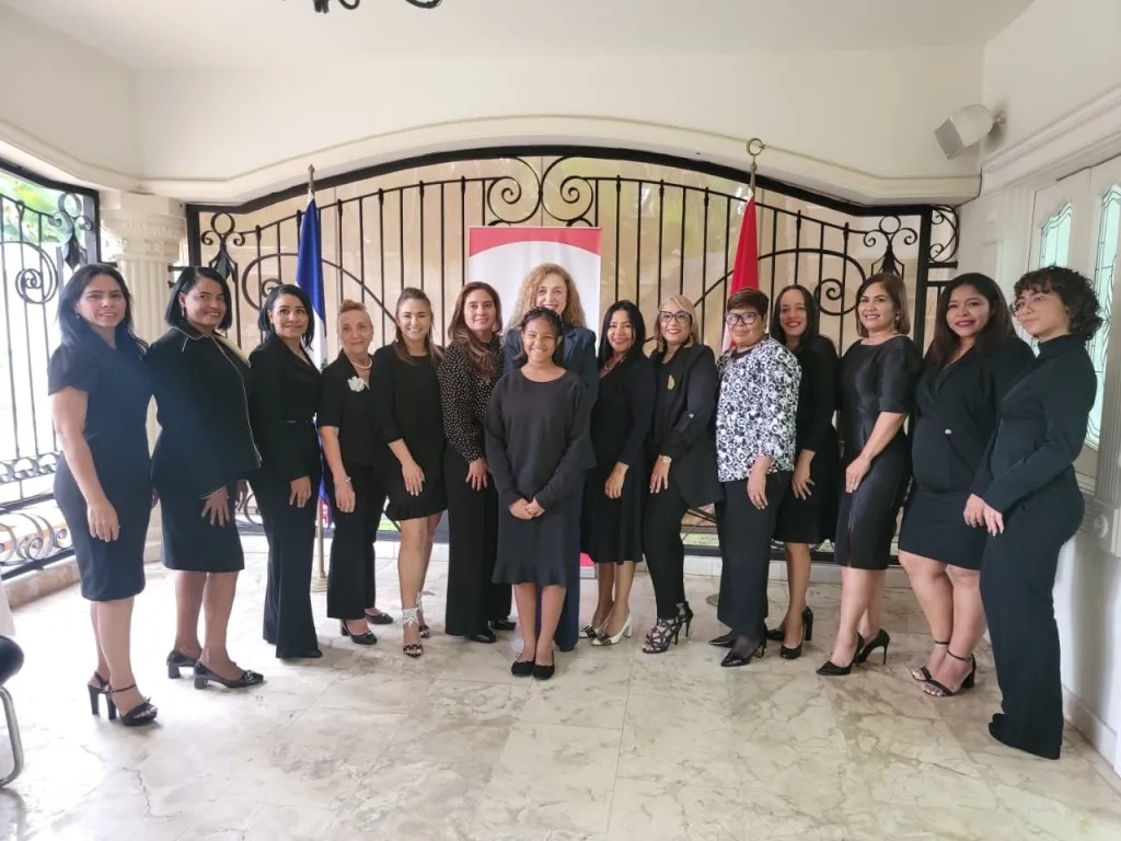 Mujeres de la Fundación Princesas del Siglo XXI en la embajada de Turquía